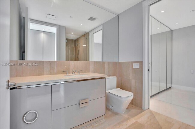 Building Photo - 15701 Collins Ave