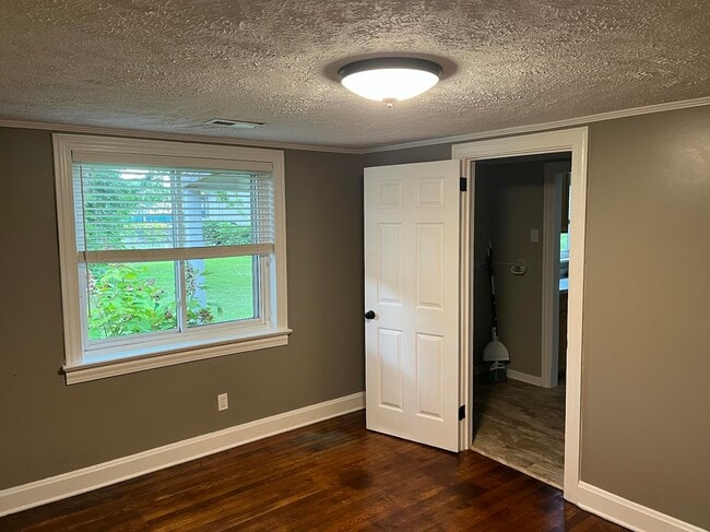 Building Photo - 304 Hillview Blvd