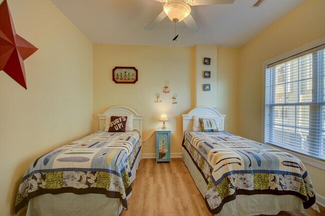 Building Photo - 5BR, 4BA Townhome - Pet Friendly with Beac...