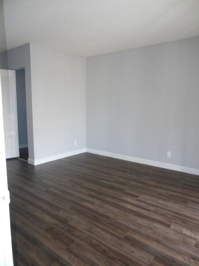 Building Photo - ONE BEDROOM ONE BATHROOM !! WATERFRONT COM...