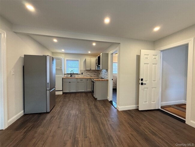 Building Photo - 247 Main St