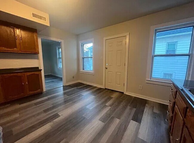 Building Photo - 24 Christine St