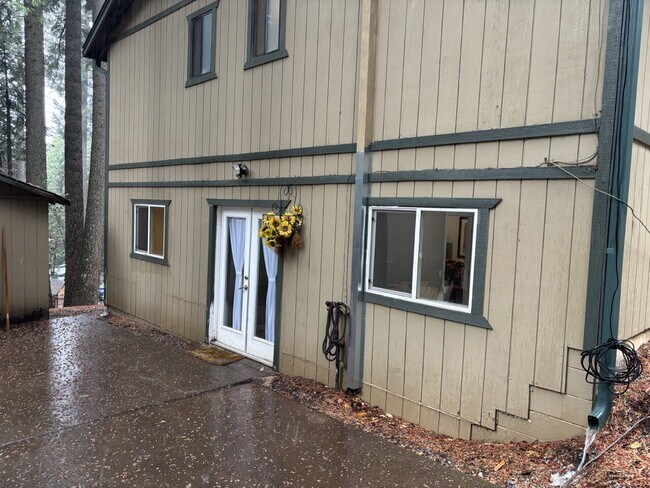 Building Photo - Fully remodeled and furnished 1600+sf apar...