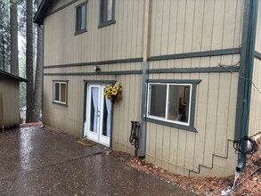 Building Photo - Beautiful, fully remodeled and furnished 1600+sf apartment ready to go!