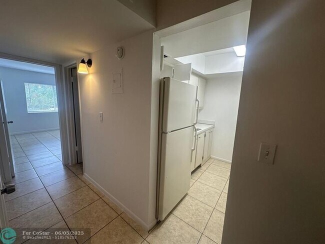 Building Photo - 515 S Sequoia Dr