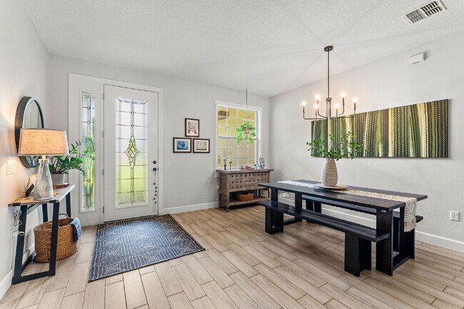 Building Photo - Charming 3-Bed with 2 Baths Oasis in St. C...