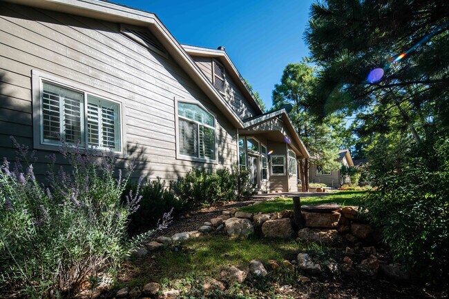 Building Photo - Beautiful Walnut Ridge Home!