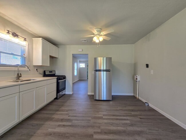 Building Photo - 3 Bedroom 1 Bath Home in Shawnee!