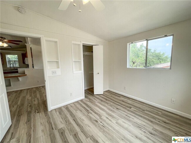 Building Photo - 668 Creekside Dr