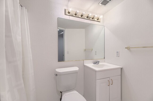 Building Photo - Spacious 4 Bed/ 3 Bath Home with Finished Basement