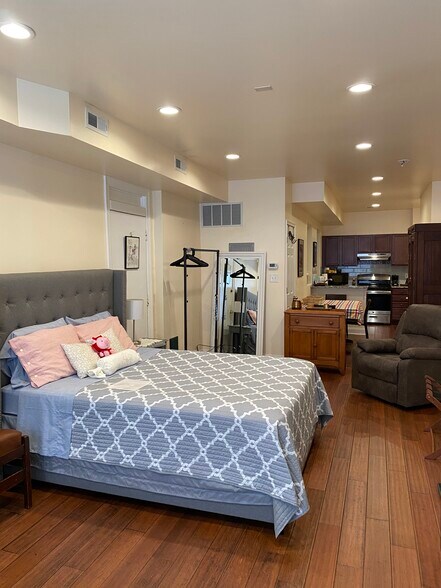 Building Photo - 43 W Maplewood Mall