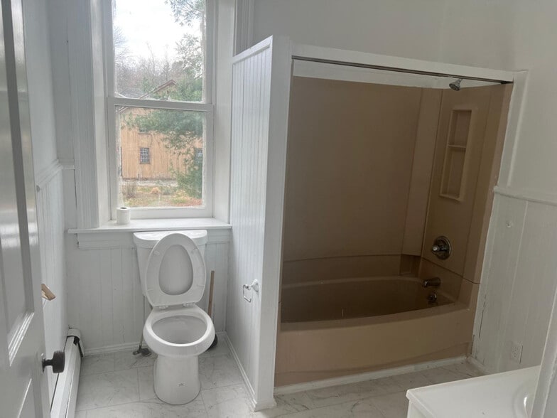 Building Photo - 210 E Main St