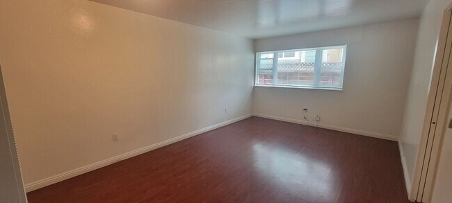 Building Photo - This is a great 1-bdr right in the heart o...