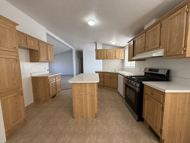 Building Photo - 3 bed 2 bath home with a large yard. BHCRE...
