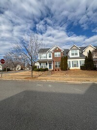 Building Photo - Spacious End Unit 3BR/2.5BA Townhouse