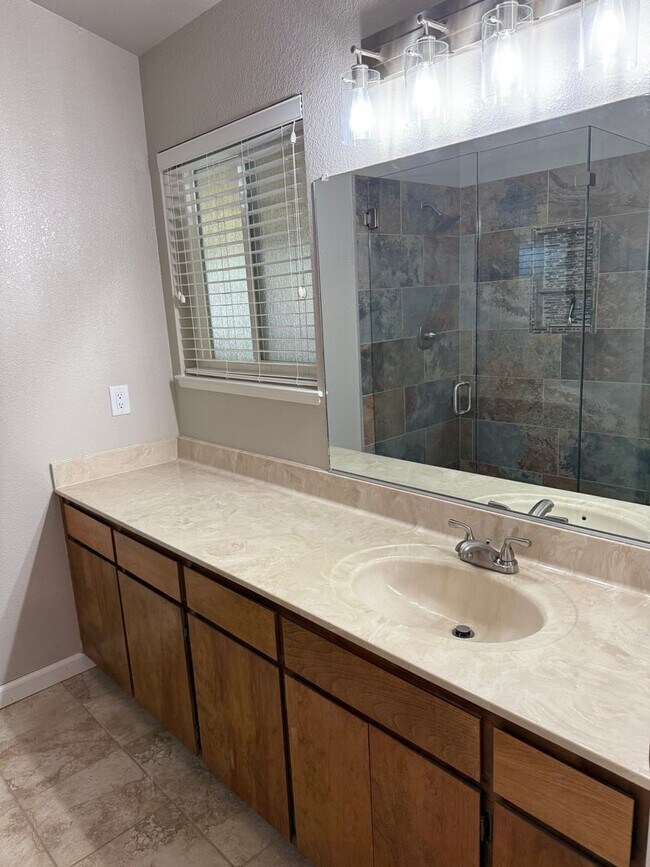 Building Photo - Charming 2-bedroom, 2-bathroom home locate...