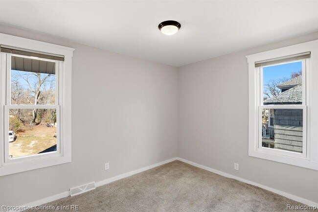 Building Photo - 1953 Brighton St