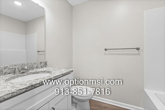 Building Photo - Fresh 3 Bedroom, 2 Bathroom Half Duplex