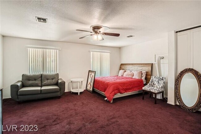 Building Photo - Fully Furnished with sparkling pool!