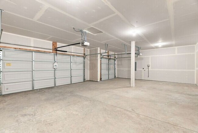 Building Photo - Spacious 5-Bedroom with Loft with 3-Car Garage