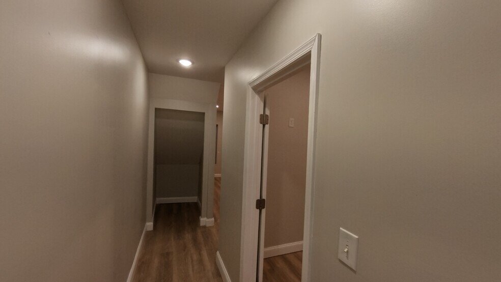 Hallway - 4646 York Rd