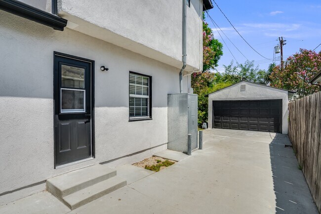 Building Photo - 4444 Cedros Ave