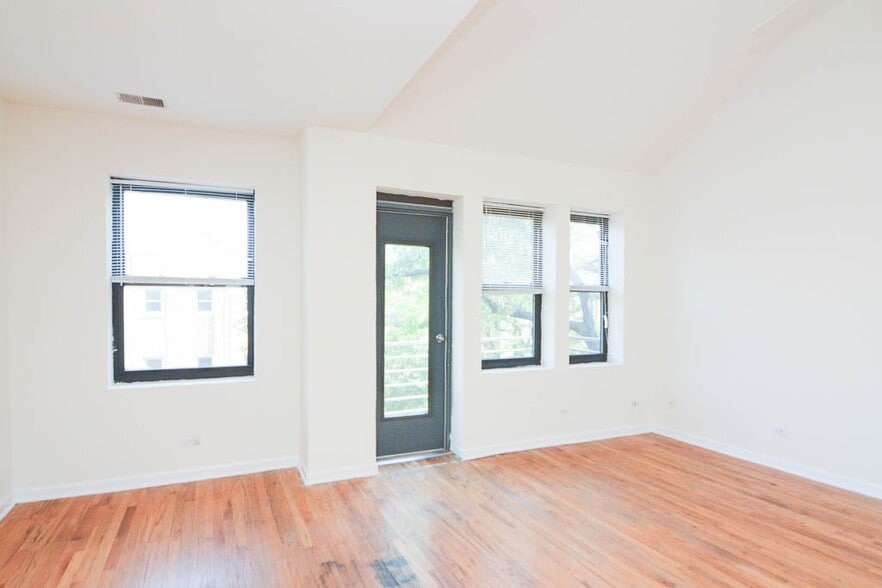 Building Photo - 909 W Dakin St