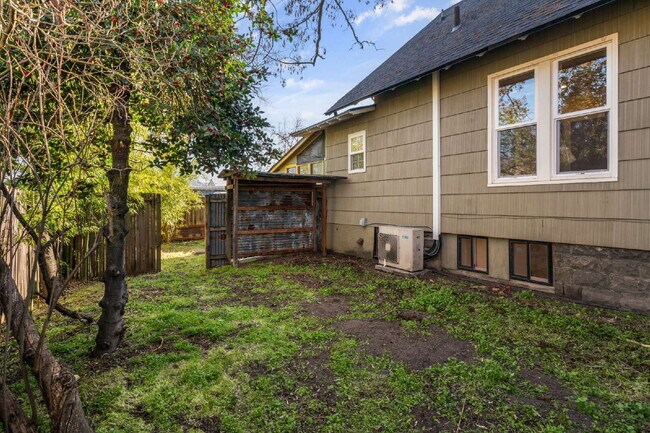 Building Photo - 248 Walker Ave