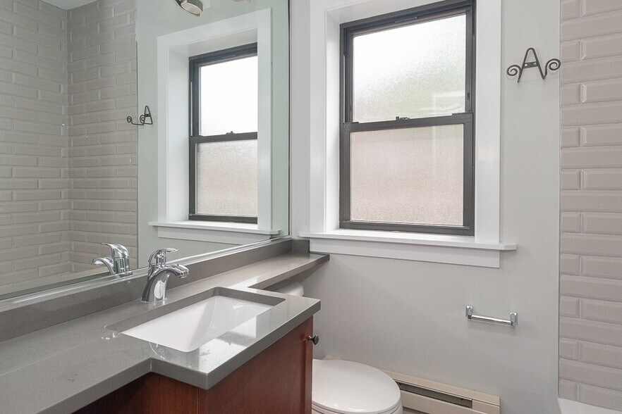 Building Photo - 553 W Arlington
