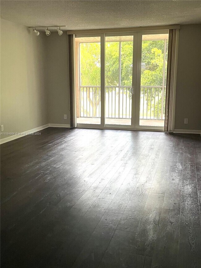 Building Photo - 250 Jacaranda Dr