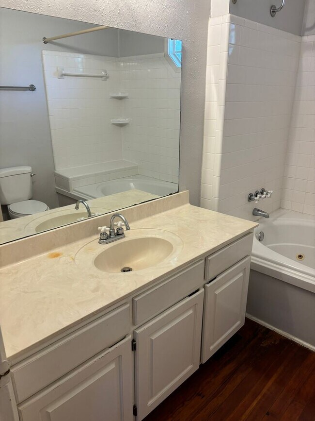 Building Photo - Lakebottom Area! Hardwood Floors Throughout! Call the office to schedule a tour!