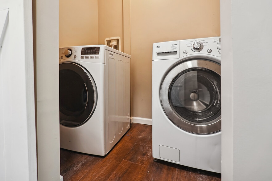 Building Photo - 5641 Cates Ave