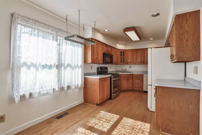 Building Photo - 476 Compton Rd