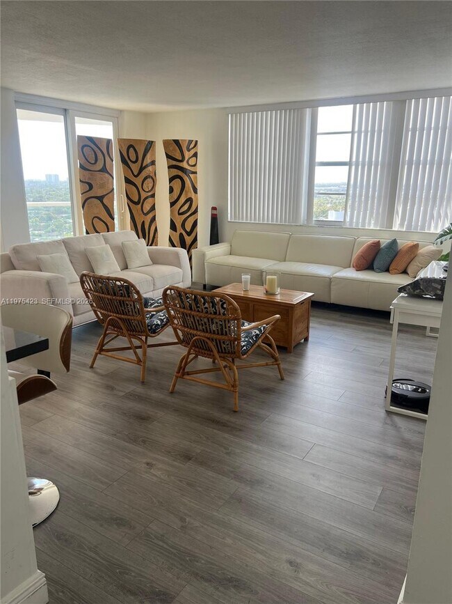 Building Photo - 1351 NE Miami Gardens Dr