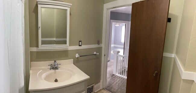 Main bath - 915 S 33rd St