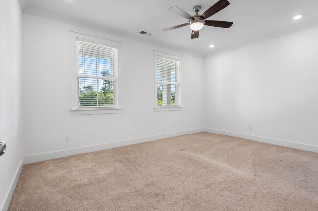 Building Photo - 235 Southmen Ln