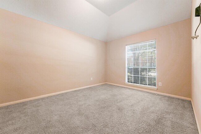 Building Photo - 6803 Rhodes Ct
