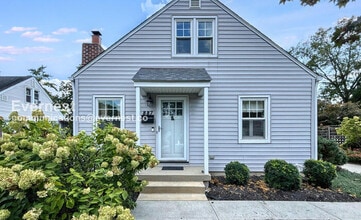 Building Photo - 887 W 10th Ave