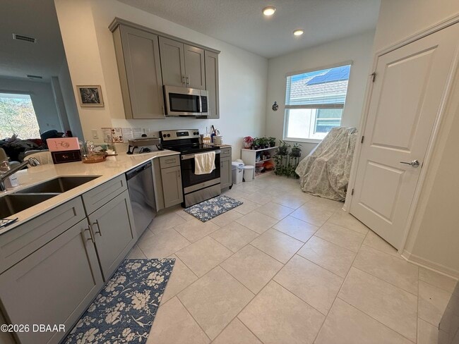 Building Photo - 412 Three Oaks Dr