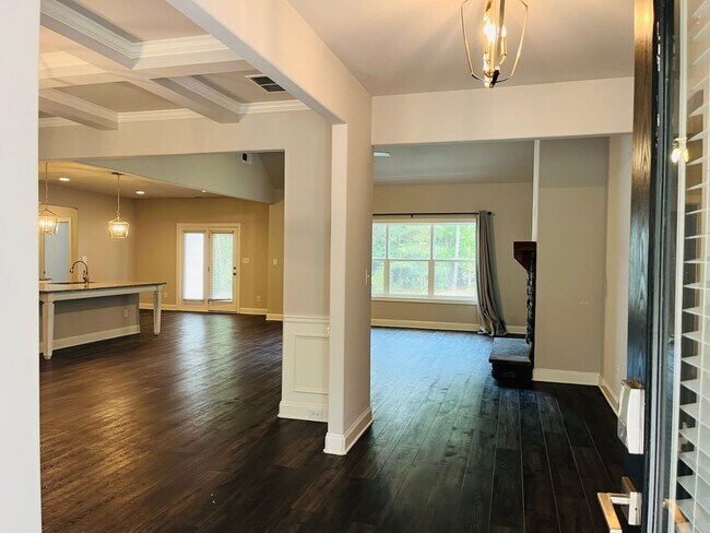 Building Photo - ***MOVE IN SPECIAL*** Wow! Perfect 4 bedro...