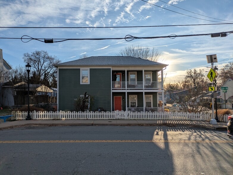 Building Photo - 300 10th St NW