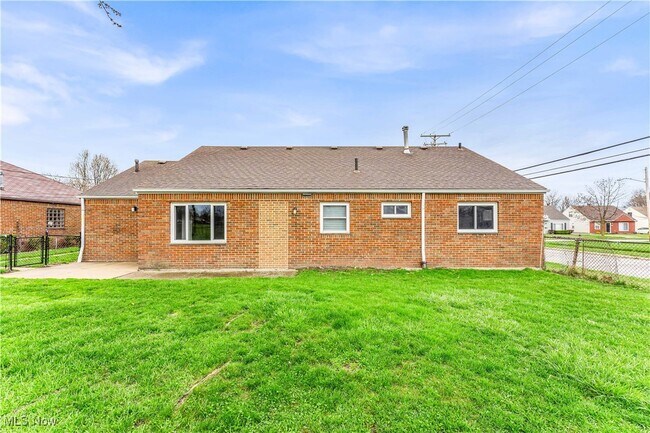 Building Photo - 726 Willow Dr