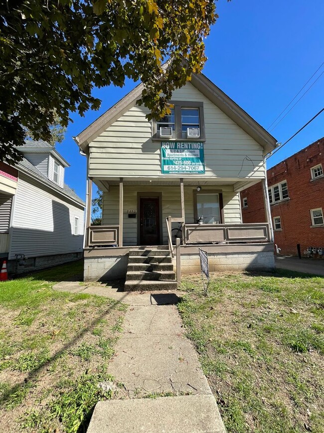 Building Photo - 3 bedroom 1 bath single family home with y...