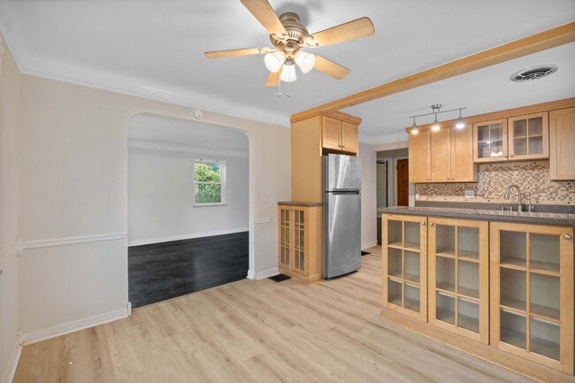 Building Photo - COLLEGE HILL-BEAUTIFULLY MAINTAINED 3 BEDR...