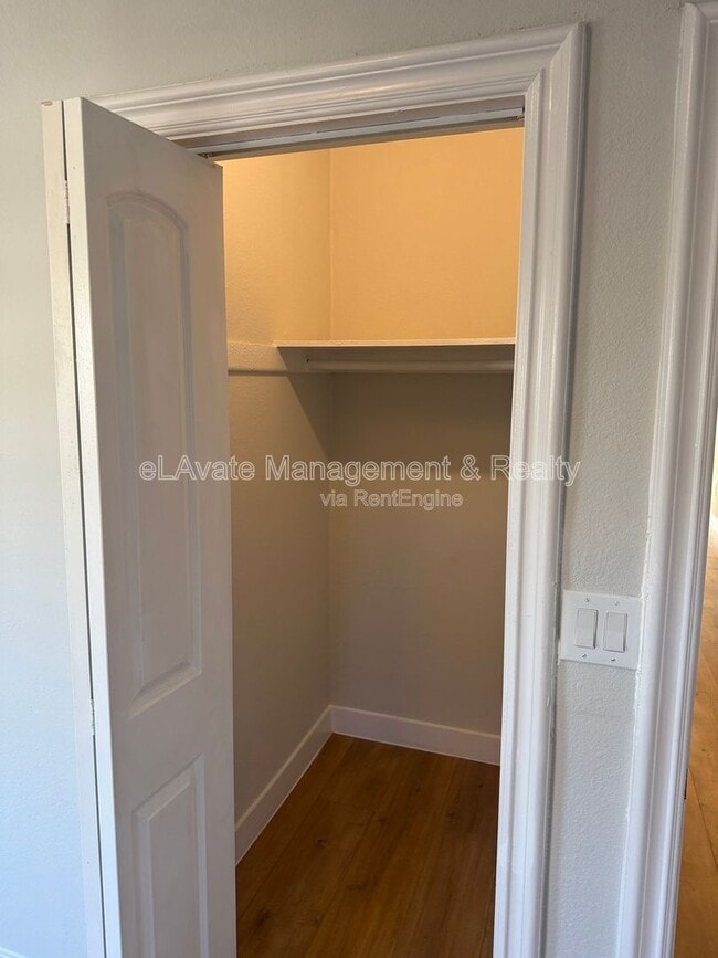 Building Photo - 1607 W 49th St