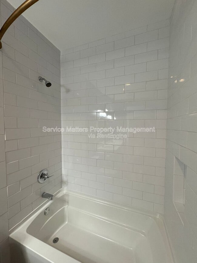 Building Photo - 1416 E Baars St