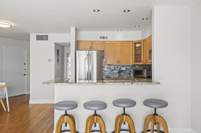 Building Photo - 2936 Lake Shore Dr