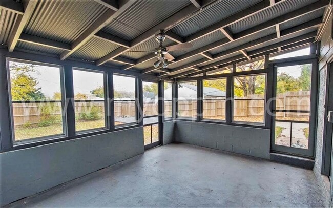 Building Photo - Stunning 5 Bedroom / 2 Bathroom Home | Han...
