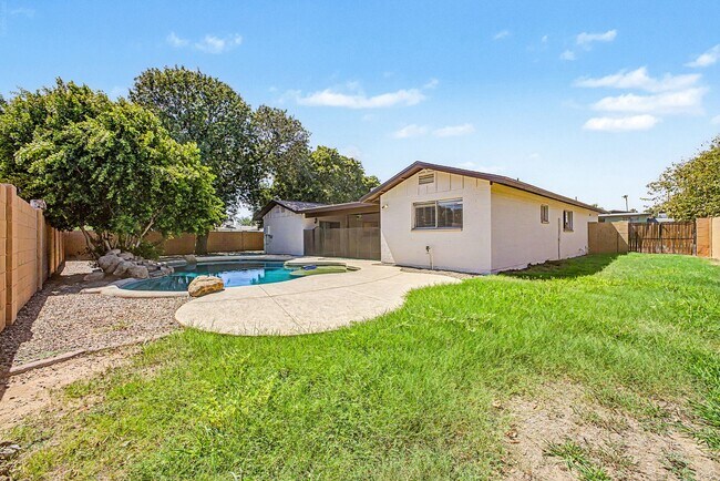 Building Photo - Great Tempe Home with Diving Pool