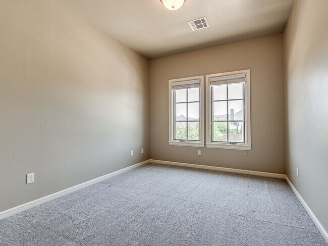 Building Photo - Luxury Edmond Townhome Overlooking Waterfa...